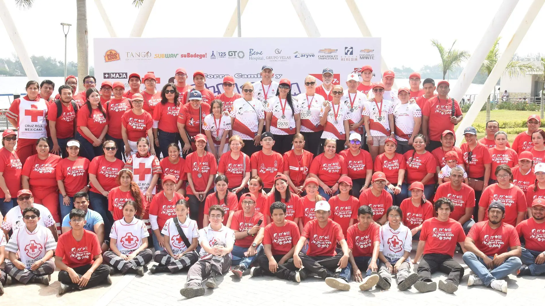 Organizadores de la carrera de la Cruz Roja Zona Sur José Luis Tapia